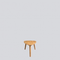 Dubový trojúhelníkový kávový stolek CLASSY - 2